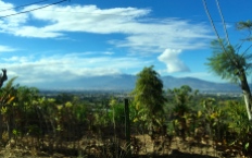 Lovely blue sky - although Poas Volcano is still under the cloud on the left, I'm still hopeful!